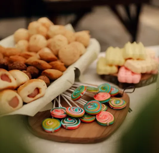 Mesa com doces decorados para festa infantil