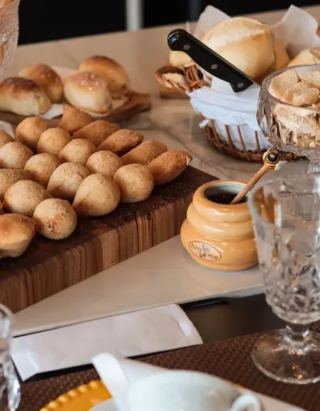 Travessa com salgados variados para um café da tarde