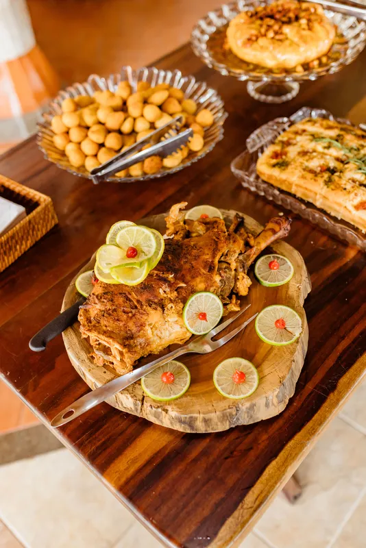 Mesa com salgados sortidos para festas e eventos