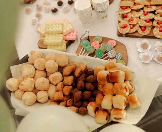 Mesa com salgados variados para festa infantil