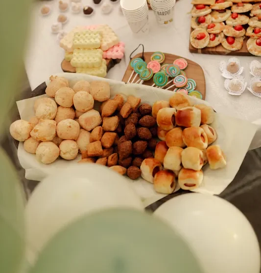 Mesa de festa infantil com doces e salgados