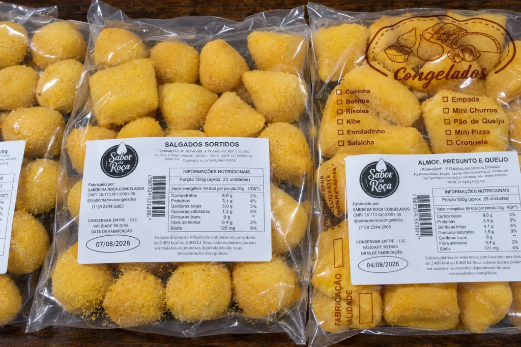 Pacotes com diferentes sabores de salgados congelados para revenda