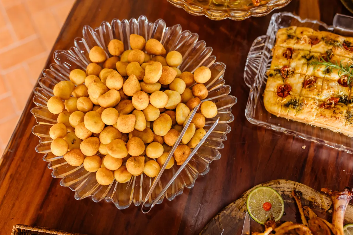 Salgados fritos sortidos para festas e eventos